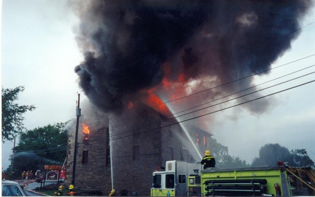 The Knittery Mill Fire, Cambridge Road, 1999 (Chris Andrews Photo)